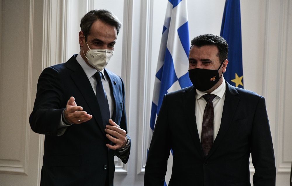 «Γαλάζιες» κωλοτούμπες στα νερά των Πρεσπών – Κάθε ακροατήριο και άλλη γλώσσα από τον Μητσοτάκη