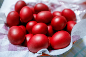 Κόκκινα πασχαλινά αυγά: Πώς θα τα βάψετε με φυσικό τρόπο (Video)