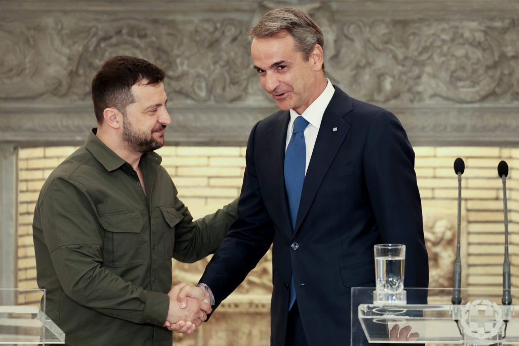 Για μυστική διπλωματία κατηγορεί τον Μητσοτάκη ο ΣΥΡΙΖΑ: «Τι θα περιλαμβάνει η συμφωνία Ελλάδας – Ουκρανίας;»