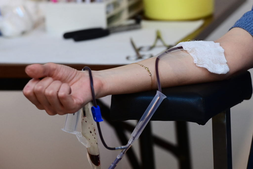 Ιδιωτικοποίηση και του… αίματος από την κυβέρνηση Μητσοτάκη
