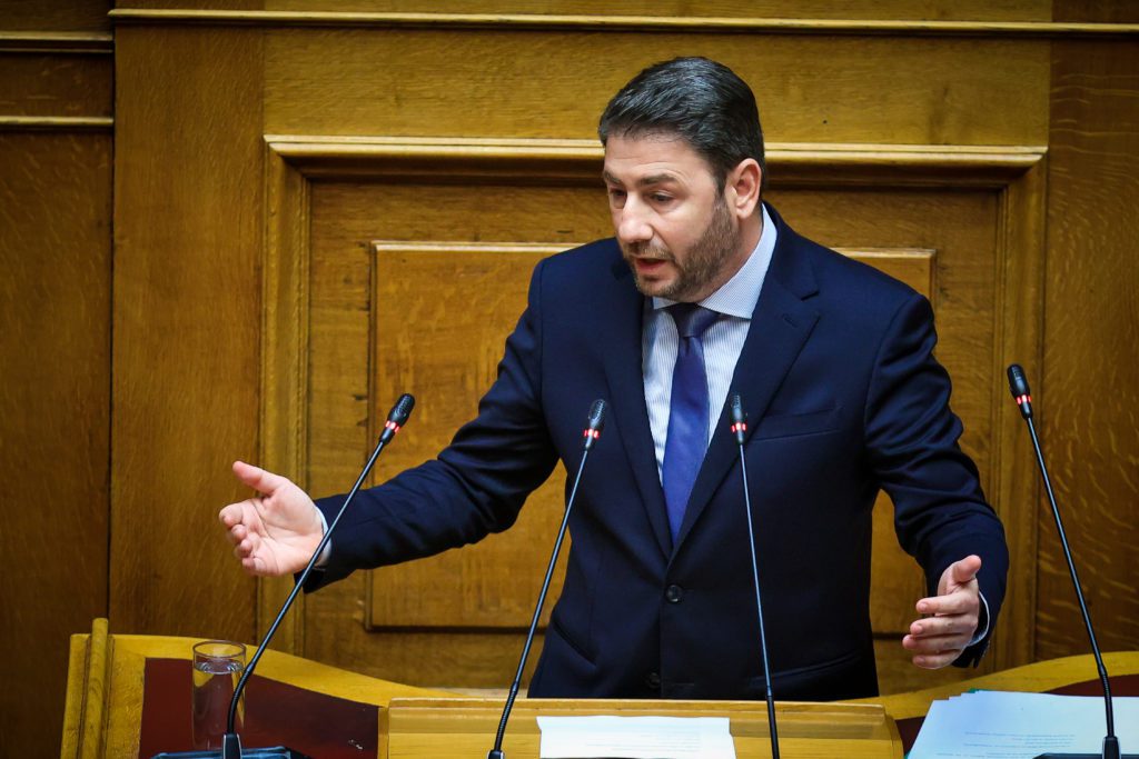 Ρίχνει χαμηλά τον πήχη – Υπό τον φόβο των δελφίνων ο Ανδρουλάκης ετοιμάζεται να μπει στο βάθρο των νικητών