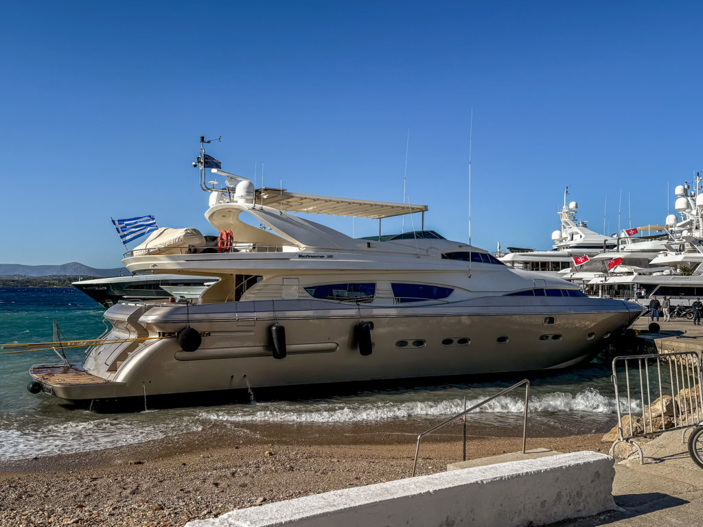 Σπέτσες: Θαλαμηγός βρέθηκε στη στεριά εξαιτίας των ισχυρών ανέμων