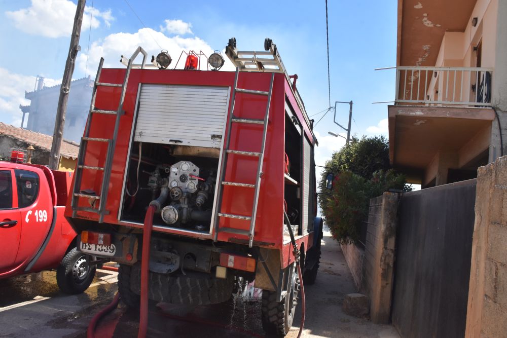 Φωτιά τώρα σε αποθήκη στη Μάνδρα