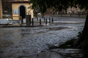 Θεσσαλονίκη: 80 κλήσεις στην Πυροσβεστική κατά τη διάρκεια της καταιγίδας