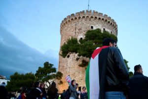 Θεσσαλονίκη: Ολονύχτια διαμαρτυρία υπέρ της Παλαιστίνης στον Λευκό Πύργο (Photos)