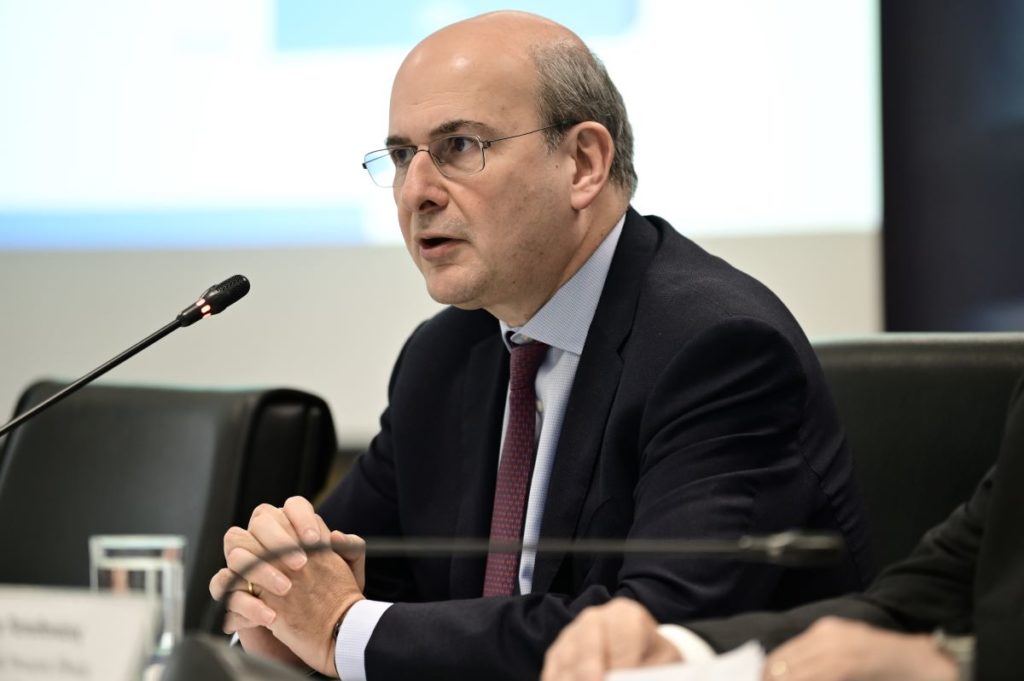 «Όχι» στη μείωση του ΦΠΑ στα τρόφιμα, λέει ο Χατζηδάκης – «Δεν θέλουν να χτυπήσουν την ακρίβεια», απαντά ο Νίκος Παππάς