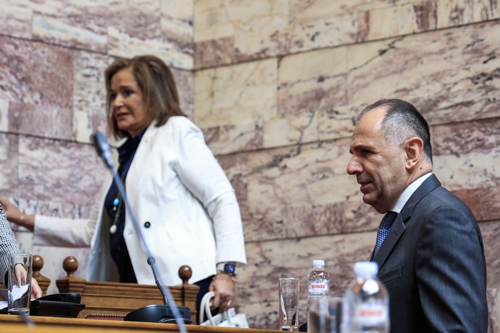 «Βαβέλ» στη ΝΔ για τα μνημόνια με τη Β. Μακεδονία: Σε διαφορετική «γραμμή» Ντόρα – Γεραπετρίτης