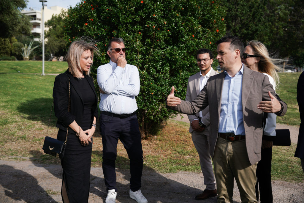 «Το Δένδρο των Ψυχών»: Χάρης Δούκας και Μαρία Καρυστιανού στο σημείο που θα τοποθετηθεί το γλυπτό-μνημείο για τα θύματα των Τεμπών (Photos)