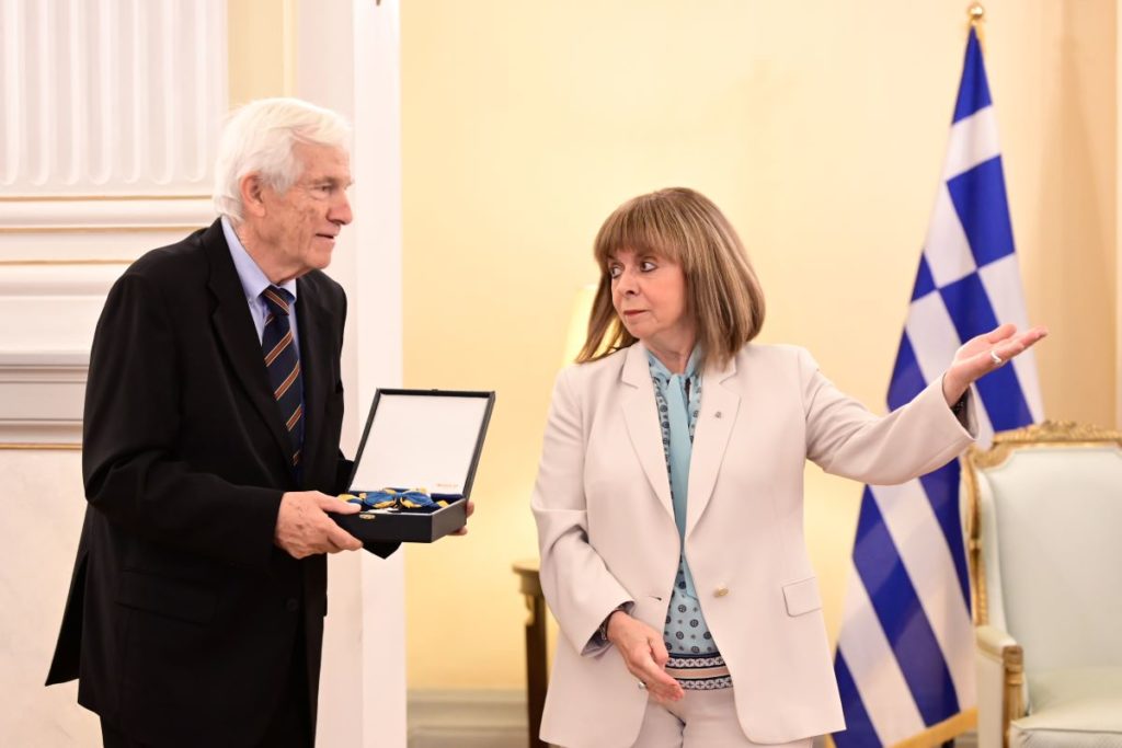 Παρασημοφορήθηκε από την ΠτΔ ο εφοπλιστής που είχε χεσμέ…. τον πρωθυπουργό