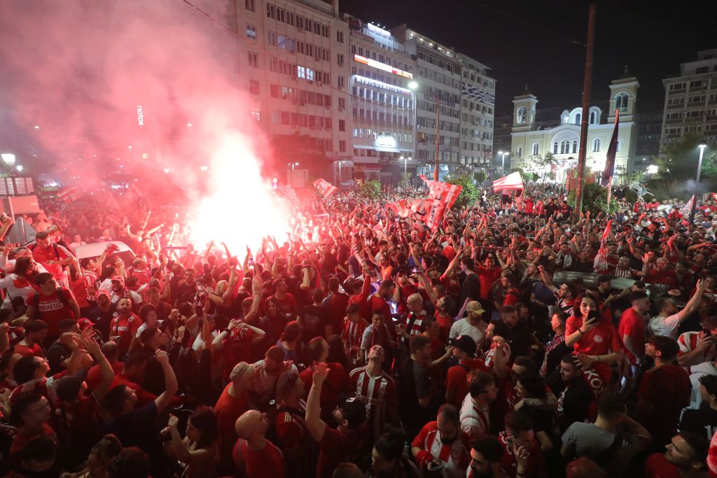 Ολυμπιακός: Η στιγμή που μπαίνει το «χρυσό» γκολ του Ελ Κααμπί και ο Πειραιάς παίρνει φωτιά (Video)