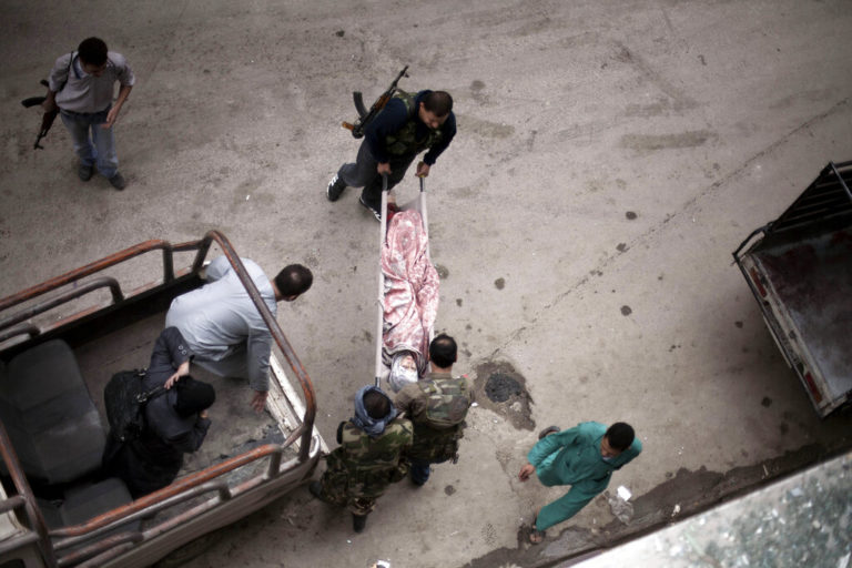 Φρίκη δίχως τέλος στη Γάζα: Νέος ομαδικός τάφος στο νοσοκομείο Αλ Σίφα – Εντοπίστηκαν άλλα 49 πτώματα