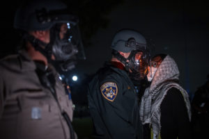 LIVE: Εκατοντάδες φιλοπαλαιστίνιοι διαδηλωτές στο UCLA παρά τον αστυνομικό κλοιό &#8211; «Δεν φεύγουμε &#8211; Δεν μας τρομάζετε»