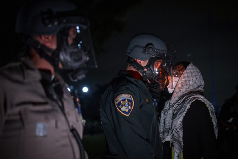LIVE: Εκατοντάδες φιλοπαλαιστίνιοι διαδηλωτές στο UCLA παρά τον αστυνομικό κλοιό – «Δεν φεύγουμε – Δεν μας τρομάζετε»
