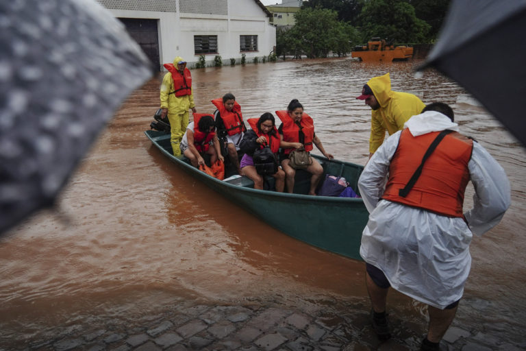 Φονικές πλημμύρες στη Βραζιλία: 78 νεκροί, 105 αγνοούμενοι