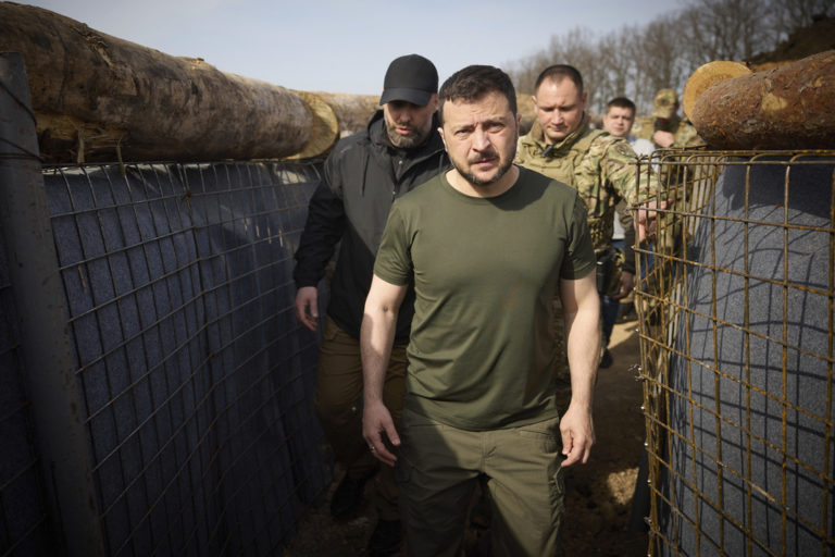 Ουκρανία: Γιατί ο Ζελένσκι παραμένει πρόεδρος χωρίς εκλογές;
