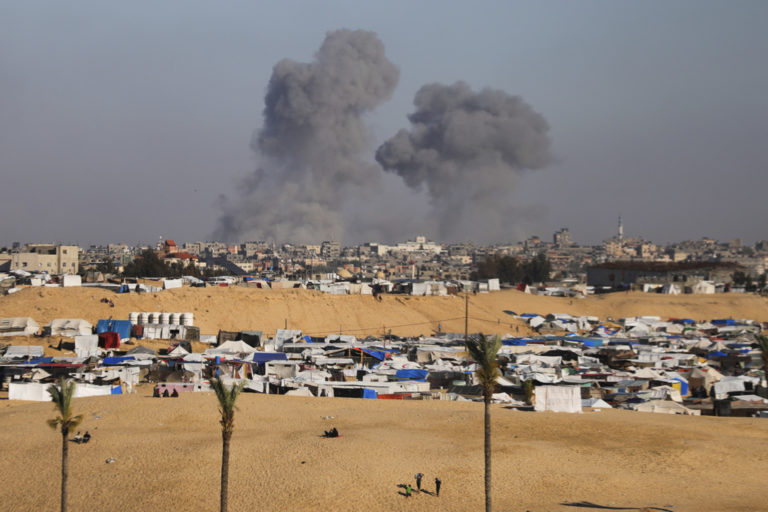 Θρίλερ με την εκεχερία στη Γάζα: Χωρίς έλεος οι ισραηλινές επιθέσεις στη Ράφα
