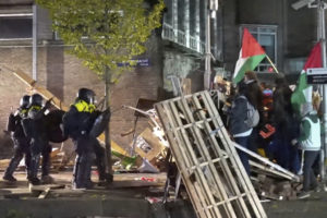 Ολλανδία: Η αστυνομία με μπουλντόζες εναντίον φοιτητών στο πανεπιστήμιο του Άμστερνταμ (Video)