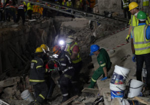 Κατάρρευση κτιρίου στη Νότια Αφρική: Επτά νεκροί, 40 ακόμη παγιδευμένοι στα συντρίμμια (Photos)