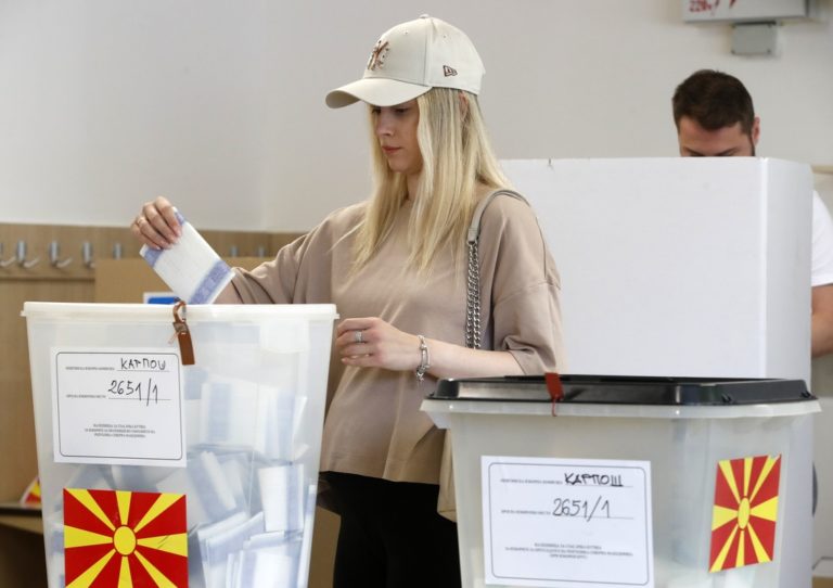 Βόρεια Μακεδονία: Διπλές εκλογές με φαβορί τους εθνικιστές του VMRO-DPMNE