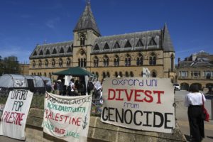 Βρετανία: Συλλήψεις φοιτητών της Οξφόρδης για καθιστική διαμαρτυρία υπέρ της Παλαιστίνης εντός του πανεπιστημίου (Video)