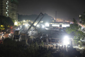 Ινδία: Τουλάχιστον οκτώ νεκροί από διαφημιστική πινακίδα που ξηλώθηκε σε καταιγίδα και έπεσε σε πλήθος (Video)