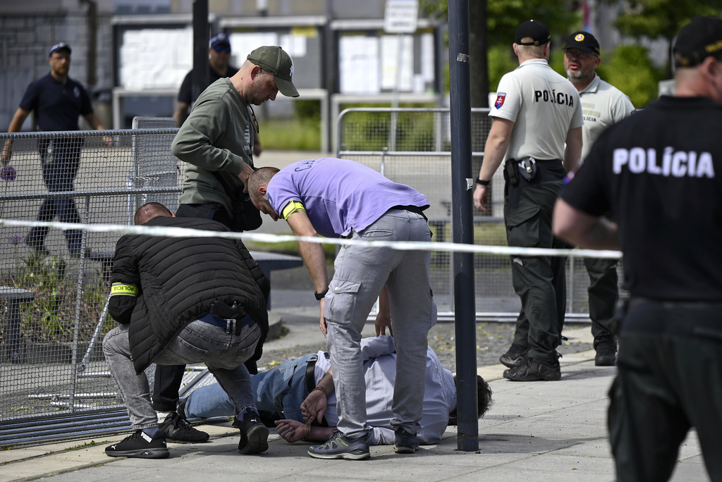 Σλοβακία: Ο αντιπρόεδρος της κυβέρνησης πιστεύει ότι ο πρωθυπουργός Φίκο «θα ζήσει» – Η στιγμή της δολοφονικής επίθεσης (Video)