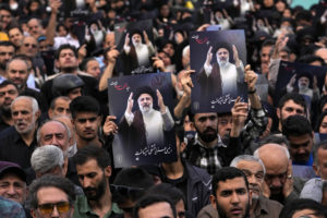 Το Ιράν θρηνεί τον Εμπραχίμ Ραϊσί: Ξεκίνησαν οι τελετές &#8211; Ο διχασμός και τα&#8230; γλυκά (Video)