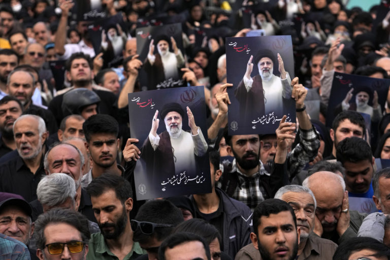 Το Ιράν θρηνεί τον Εμπραχίμ Ραϊσί: Ξεκίνησαν οι τελετές – Ο διχασμός και τα… γλυκά (Video)