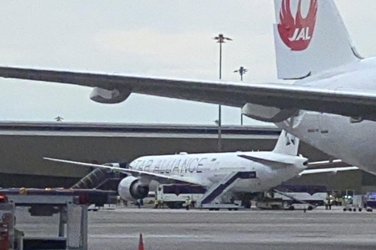 «Το αεροπλάνο έκανε βουτιά»: Συγκλονιστική μαρτυρία για την πτήση θρίλερ με έναν νεκρό (Photos)