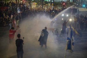 Ισραήλ &#8211; Tελ Αβίβ: Νέες συγκρούσεις αντικυβερνητικών διαδηλωτών με την αστυνομία &#8211; Ζητούν συμφωνία για τους ομήρους (Video)