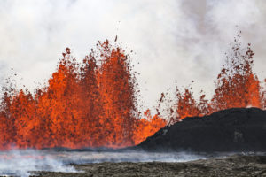 Ισλανδία: Κατάσταση ανάγκης στη χερσόνησο Ρέικιανες μετά την έκρηξη ηφαιστείου (Video)