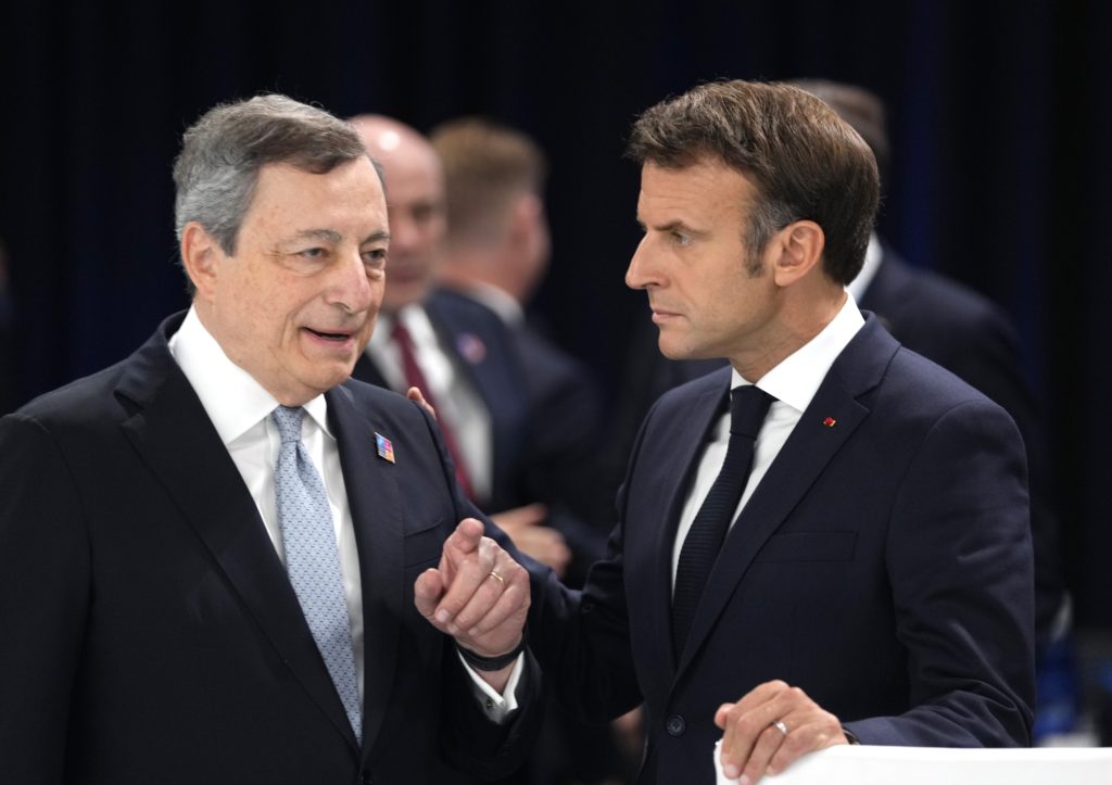 «Τελειώνουν» την Ούρσουλα φον ντερ Λάιεν; Ο Μακρόν θέλει τον Ντράγκι και… το δείχνει!