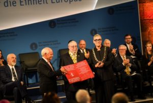 Γερμανία: Το Βραβείο Καρλομάγνου απονεμήθηκε τον αρχιραβίνο Πίνχας Γκόλντσμιτ και στις εβραϊκές κοινότητες της Ευρώπης