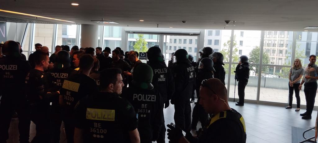 Βερολίνο: Επεισόδια και συλλήψεις έξω από την Uber Arena – «Ντου» τούρκων οπαδών, χτύπησαν φίλους του Παναθηναϊκού (Videos)