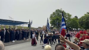 Κέρκυρα: Χορευτής ύψωσε την Παλαιστινιακή μαντήλα μαζί με την ελληνική σημαία μπροστά στον Δένδια και τον χειροκρότησαν (Video)