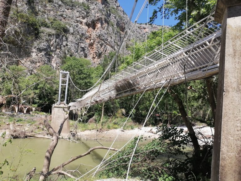 Τέμπη: Από μία… κλωστή κρέμεται η γέφυρα στην Αγία Παρασκευή – Οκτώ μήνες μετά τον Daniel (Photos)