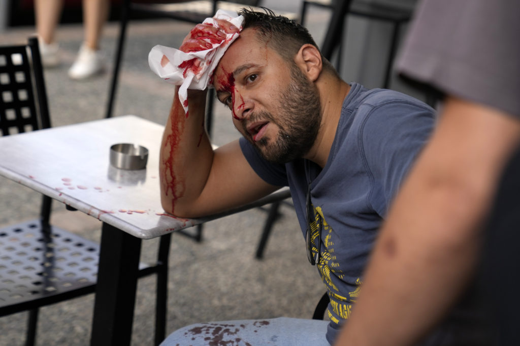 Καλαμάτα: Συμπλοκές, τραυματισμοί και προσαγωγές πριν την έναρξη της δίκης για το ναυάγιο στην Πύλο (Videos)