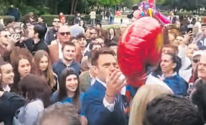 Ενα µπαλόνι, πολλά χαµόγελα