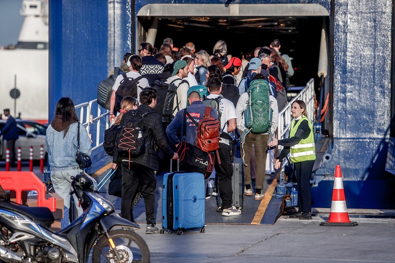 Πάσχα 2024: Όπου φύγει – φύγει από λιμάνια, αεροδρόμια και ΚΤΕΛ – Μαζική η έξοδος των εκδρομέων