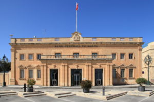 Politico: «Χιονοστιβάδα» η σκανδαλώδης ιδιωτικοποίηση νοσοκομείων στην Μάλτα &#8211; Αγγίζει τον διοικητή της κεντρικής τράπεζας