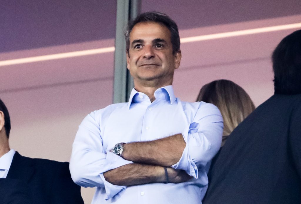 Ο Κυριάκος δεν πάει γήπεδο, θα μείνει στο σπίτι