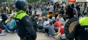 Ολλανδία: Φιλοπαλαιστίνιοι διαδηλωτές κατέλαβαν πανεπιστημιακά κτίρια &#8211; Επενέβη η αστυνομία (Video)