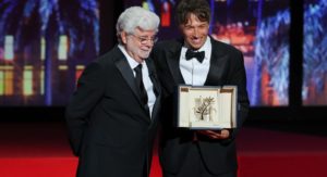 77ο φεστιβάλ Κανών: Ο Χρυσός Φοίνικας στην «Anora» του Σον Μπέικερ, στις «Ιστορίες καλοσύνης» του Λάνθιμου και στον Τζέσι Πλέμονς το βραβείο αντρικής ερμηνείας.