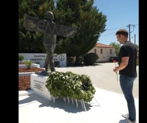Κασσελάκης: Άφησε γαρύφαλλο στο μνημείο του Γρηγόρη Λαμπράκη στην Τρίπολη (Video)