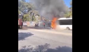 Πυρκαγιά σε τουριστικό λεωφορείο στο Χαϊδάρι &#8211; Αποκαταστάθηκε η κυκλοφορία (Video)