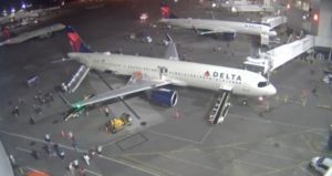 Τρόμος στο αεροδρόμιο του Σιάτλ: Airbus πήρε φωτιά κατά την προσγείωση &#8211; Πανικόβλητοι οι επιβάτες (Video)