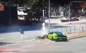 Βραζιλία: Καταδίωξε και εμβόλισε μηχανή γιατί του άρπαξε το Rolex από το χέρι στο φανάρι (Video)