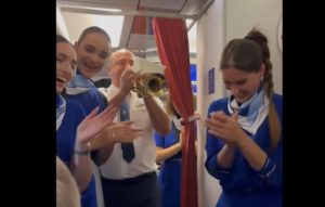 «Τρελός» πιλότος έπαιξε τον ύμνο του Ολυμπιακού με τρομπέτα στο αεροπλάνο (Video)