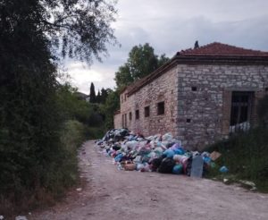 Απίστευτη κτηνωδία στην Κέρκυρα: Πέταξαν ημιθανή προβατίνα στα σκουπίδια (Photos)