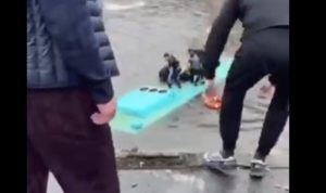 Συναγερμός στην Αγία Πετρούπολη: Λεωφορείο έπεσε σε ποτάμι &#8211; Αγωνία για την τύχη των επιβατών (Video)